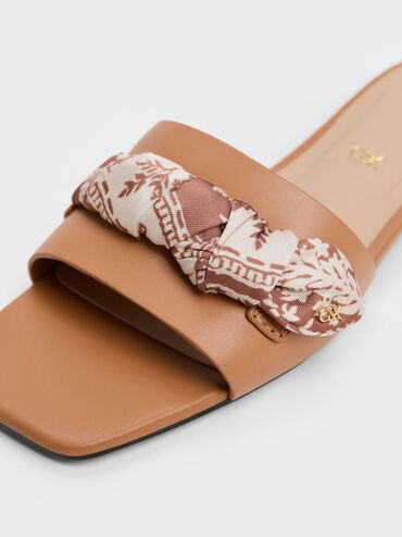Sandal Selip Printed-Strap Tayari Leather, Caramel, hi-res