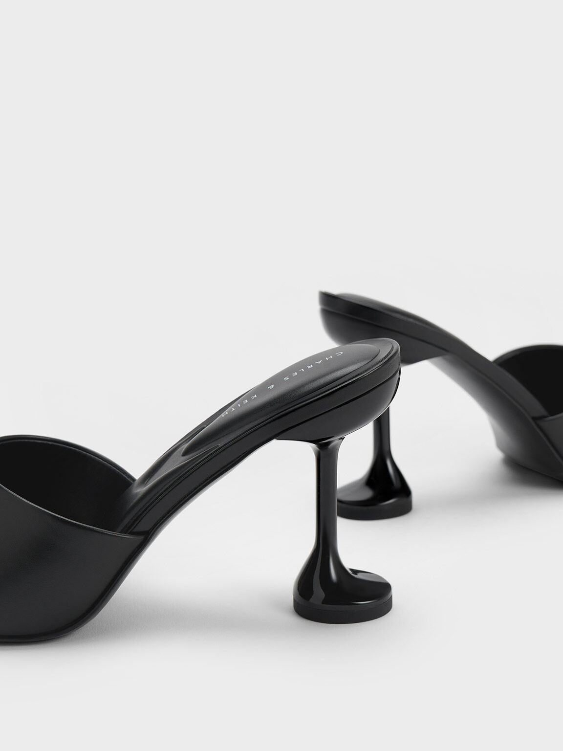 Sepatu Mules Sculptural Heel Celestine, Black, hi-res