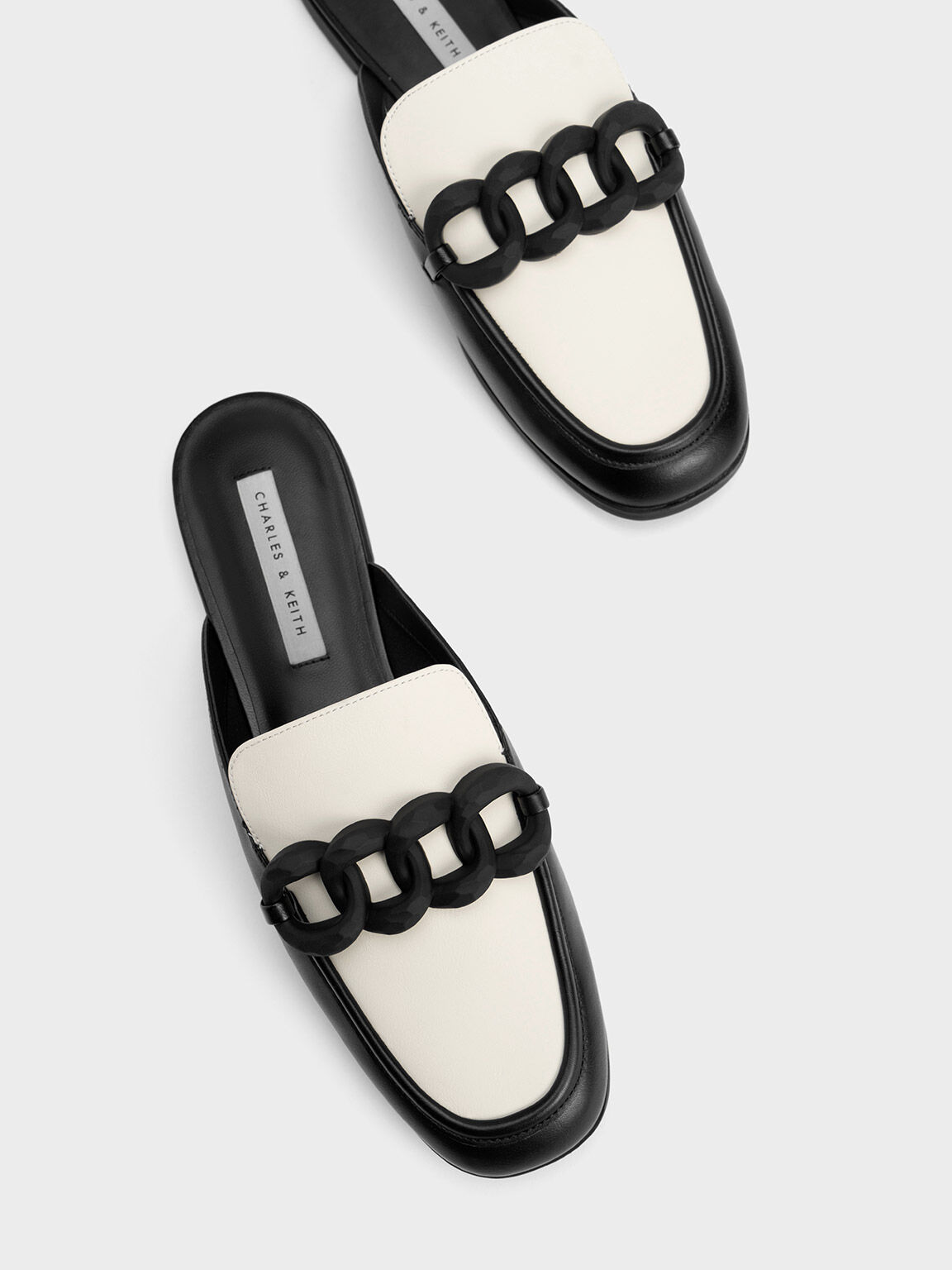Sepatu Flats Loafer Chunky Chain Two-Tone, Black, hi-res
