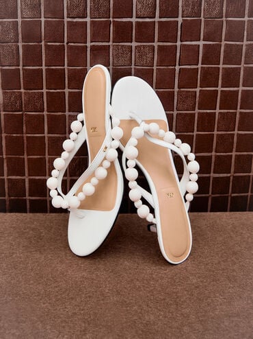 Sepatu Kitten Heels Thong Beaded Leather, Chalk, hi-res