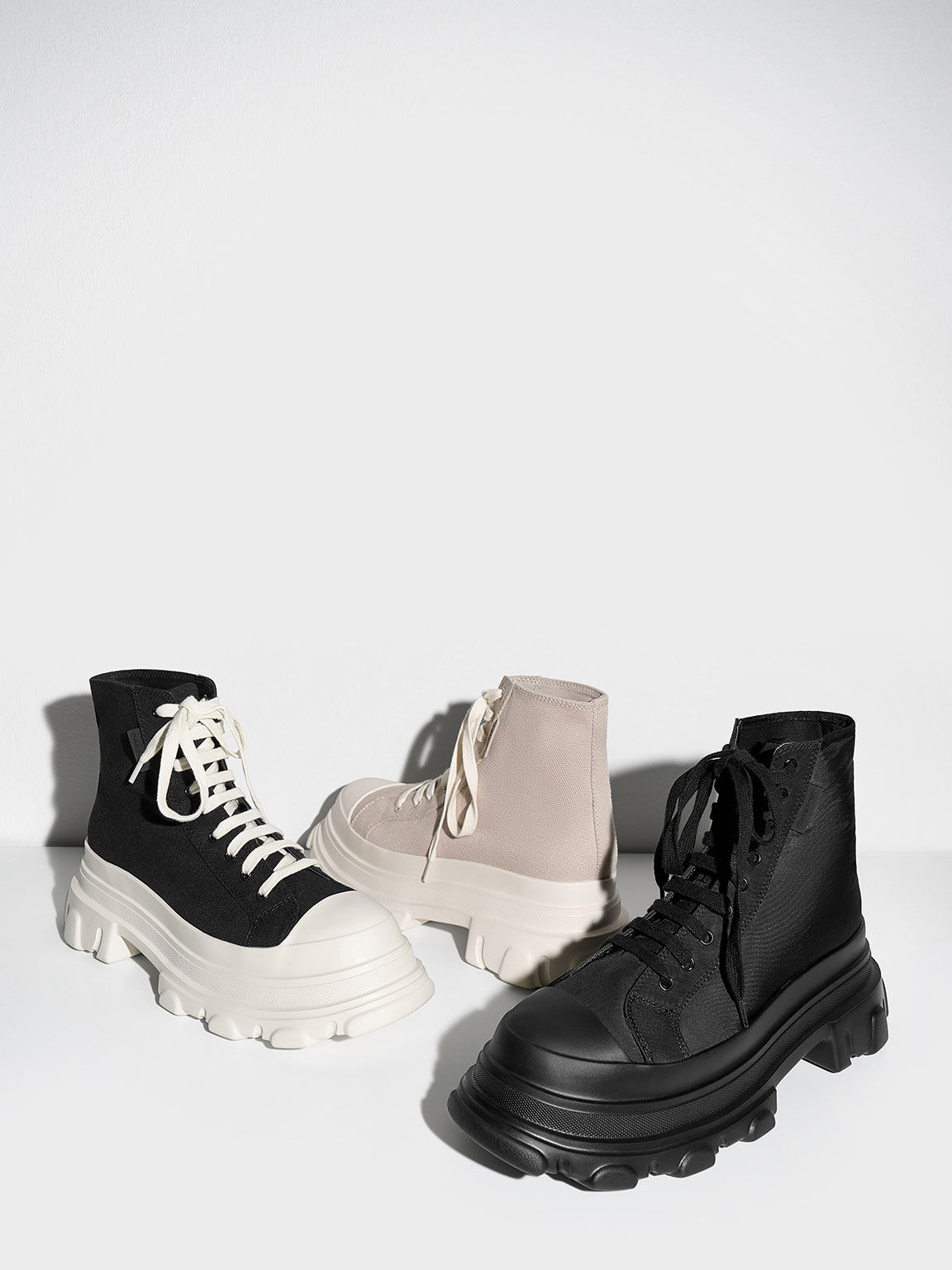Sepatu Sneakers Canvas Chunky High-Top, Black Textured, hi-res
