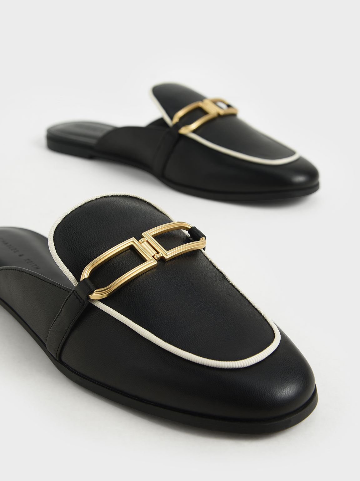 Sepatu Metallic Accent Mule Flats, Black, hi-res