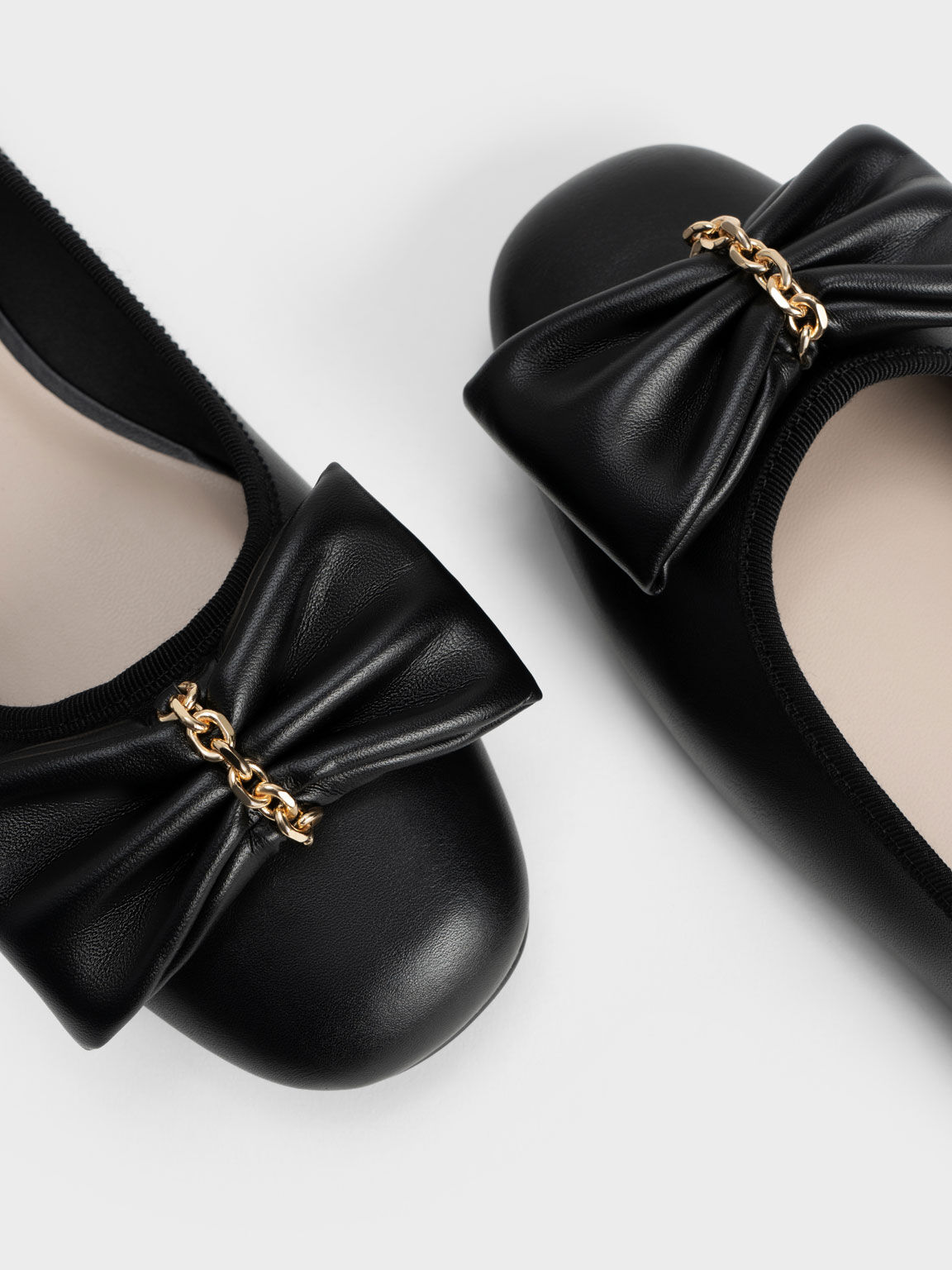Sepatu Ballerinas Bow Chain-Link, Black, hi-res