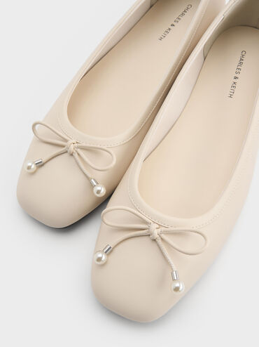 Sepatu Ballet Flats Pearl-Embellished Bow Barbara, Chalk, hi-res