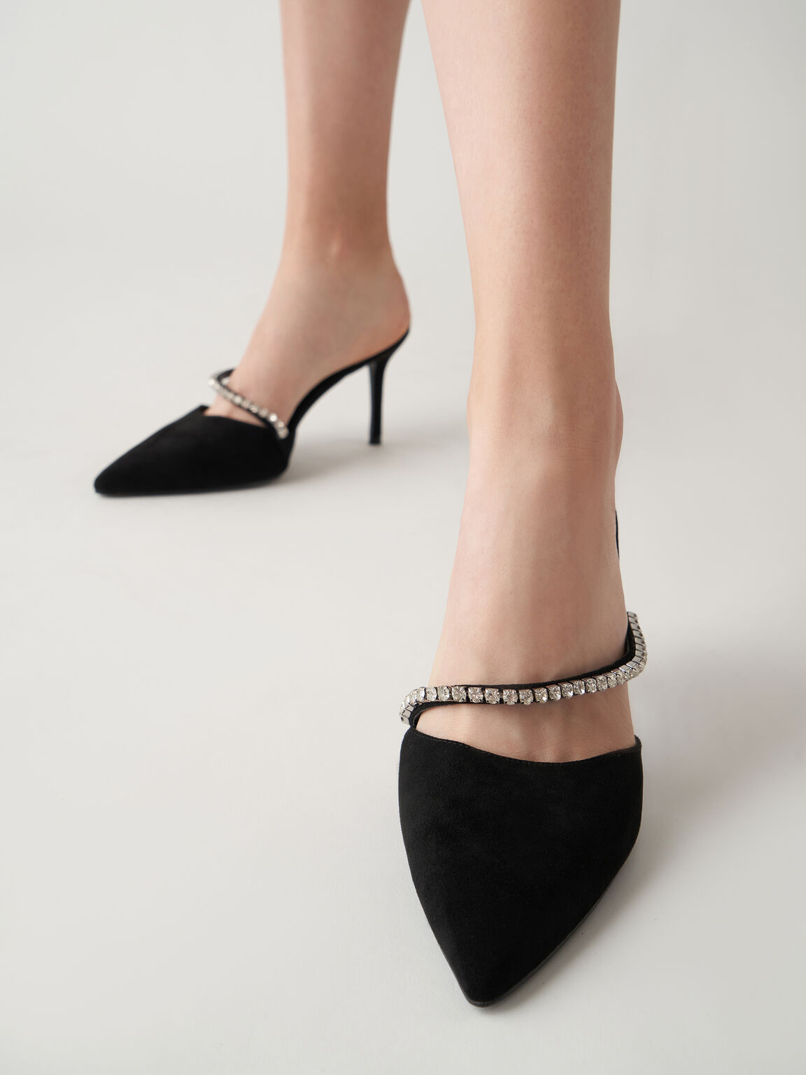 Sepatu Mules Gem-Encrusted Textured Stiletto, Black, hi-res