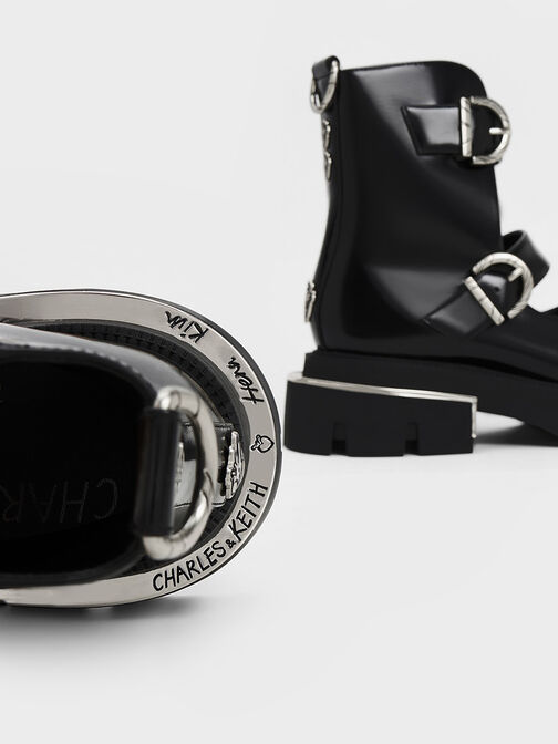 Sepatu Ankle Boots Illustrated Heart Charm, Black Box, hi-res