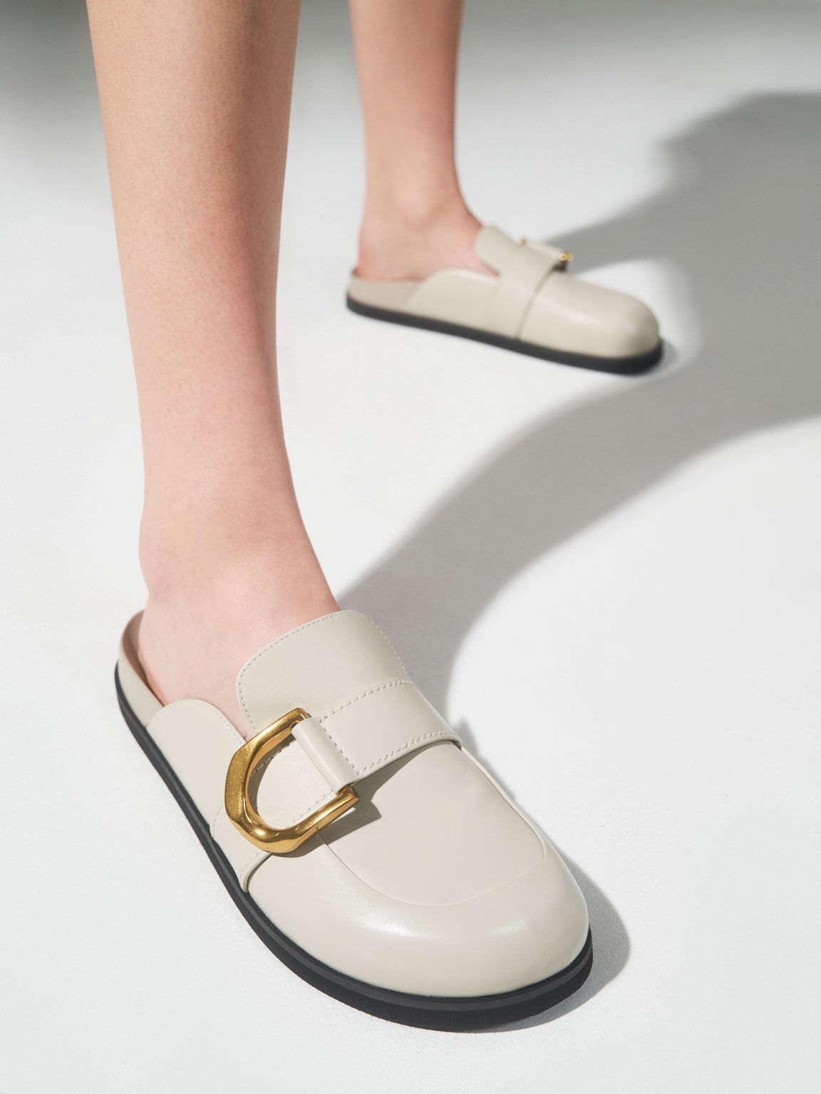 Sepatu Loafer Gabine Buckled Leather, Chalk, hi-res
