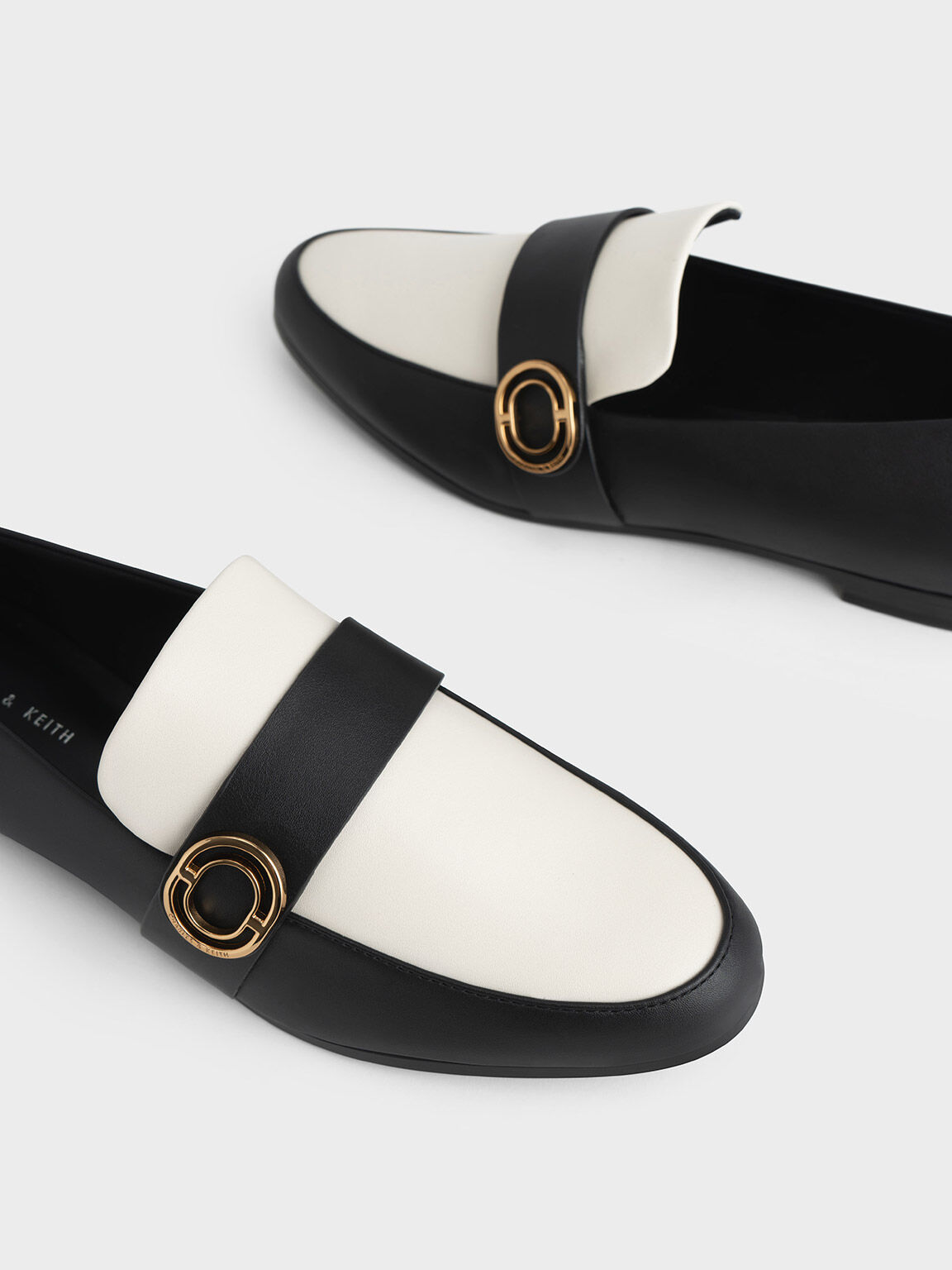 Sepatu Loafers Metallic Accent Almond-Toe Penny, Black Textured, hi-res