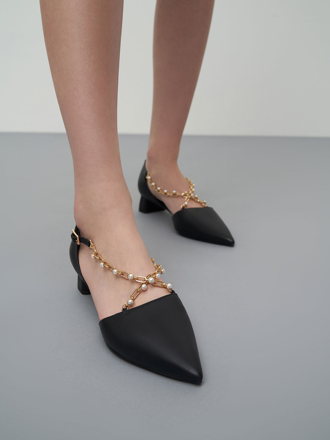Sepatu Pumps Beaded Metallic-Chain D'Orsay, Black, hi-res