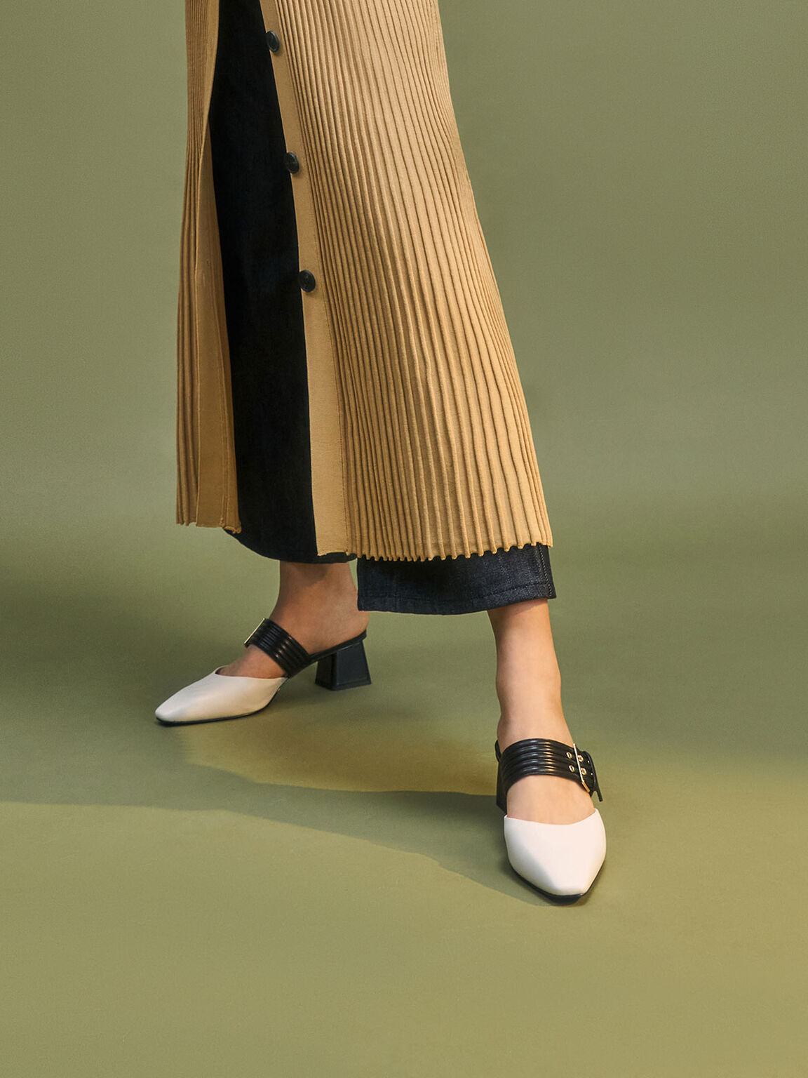 Sepatu Two-Tone Grommet Strap Mules, Chalk, hi-res