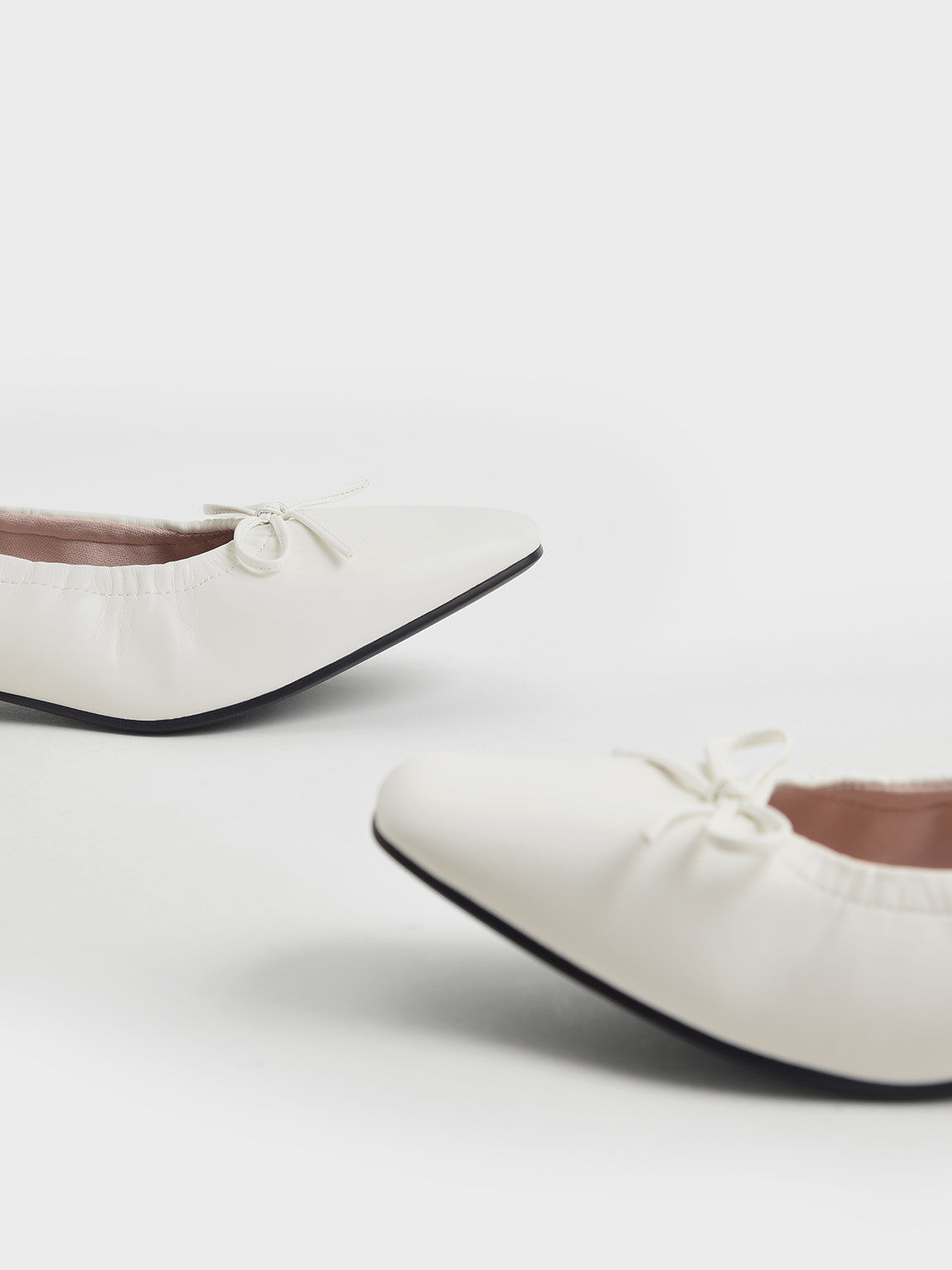 Sepatu Ballerina Bow-Tie Ruched Pumps, White, hi-res