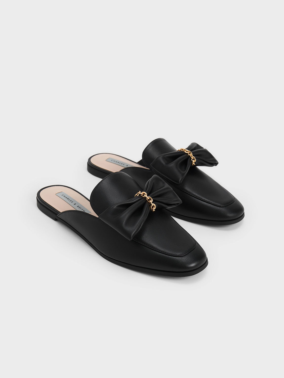 Sepatu Loafer Mules Bow Chain-Link, Black, hi-res