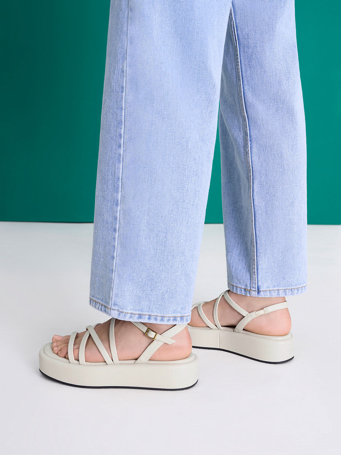 White Sandal Flatform Strappy Padded 
