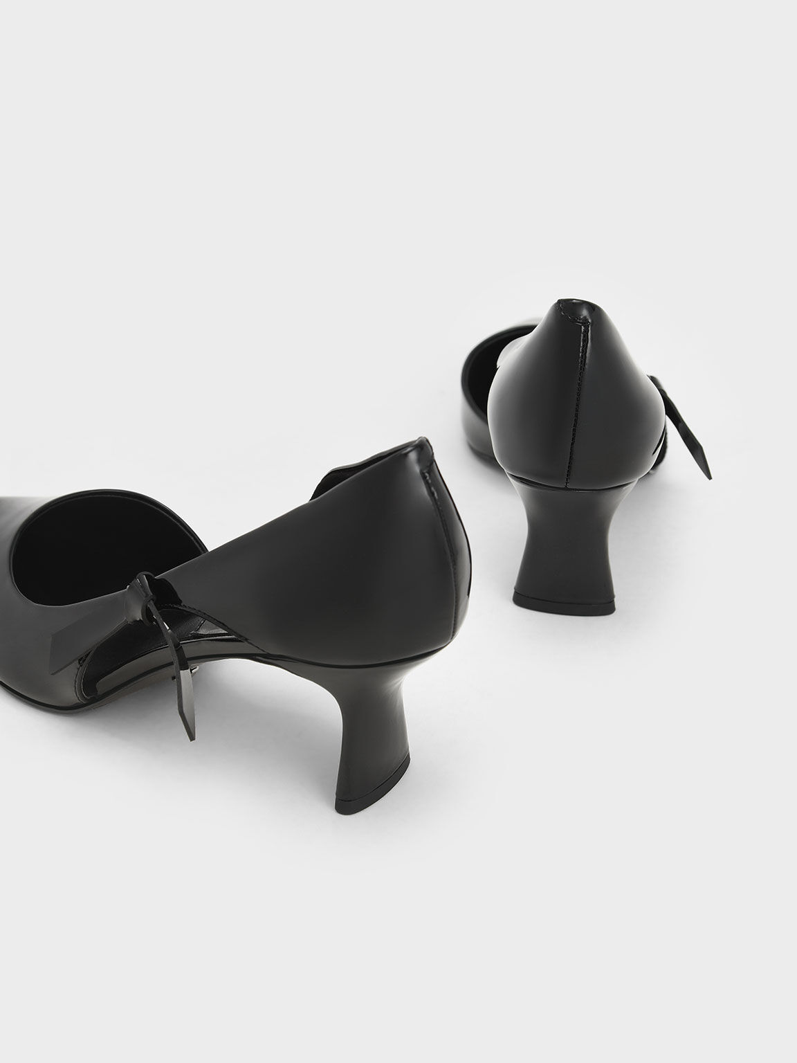 Sepatu Pumps D'Orsay Half Bow-Tie Patent Leather, Black, hi-res
