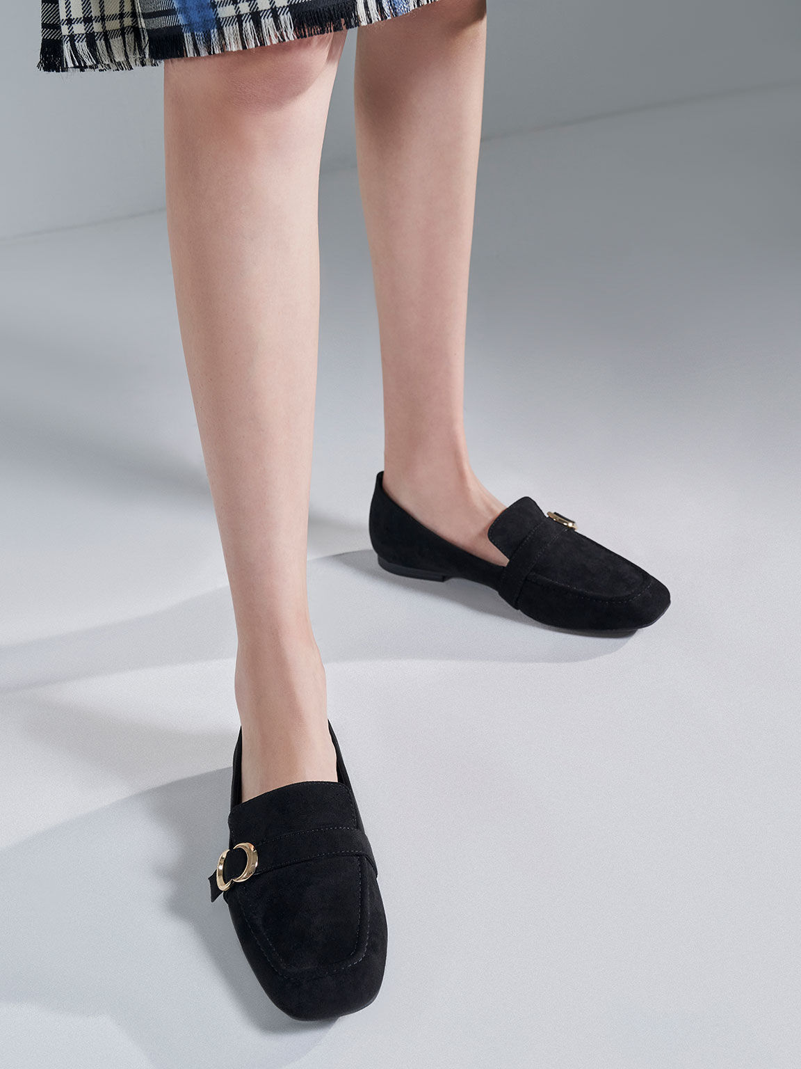Sepatu Penny Loafers Snake-Print Metallic Accent, Black Textured, hi-res