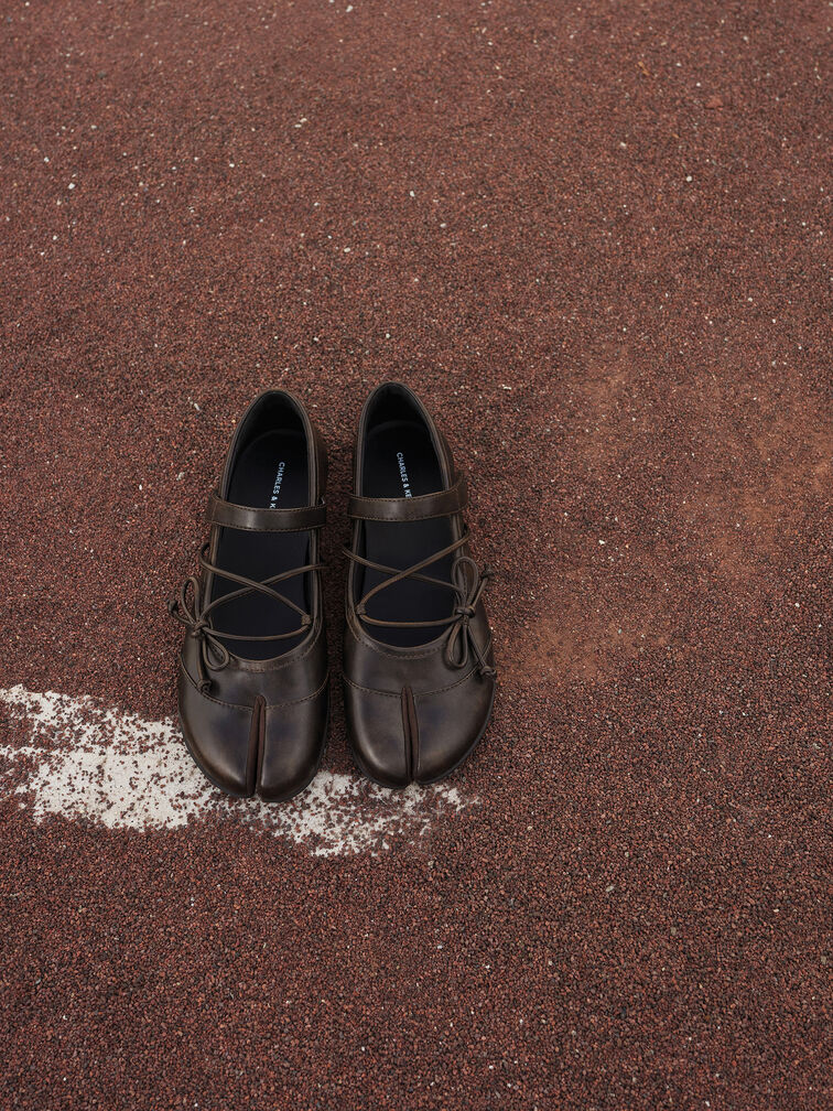 Sepatu Flats Mary Jane Split-Toe Lace-Up Aether, Brown, hi-res