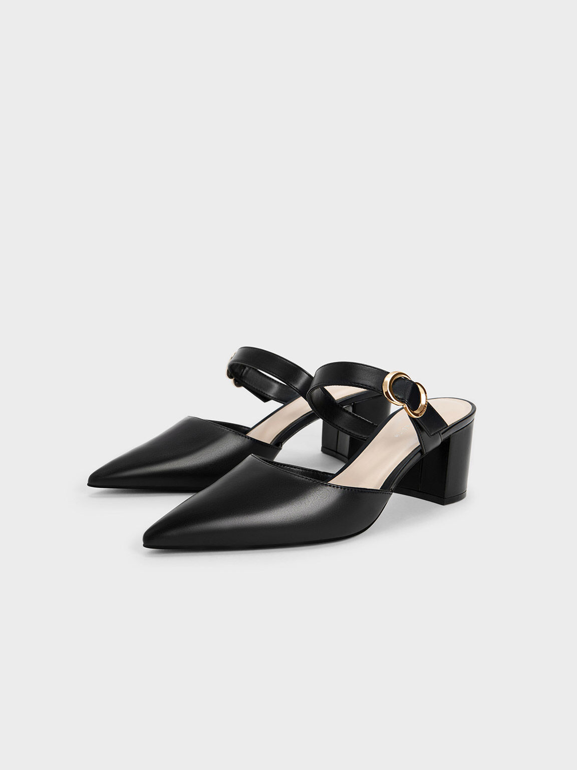 Sepatu Pointed-Toe Metallic Accent, Black, hi-res