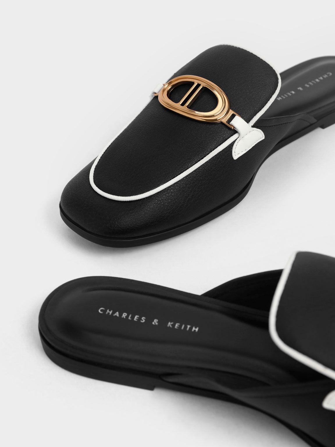Sepatu Loafer Mules Metallic Accent, Black, hi-res