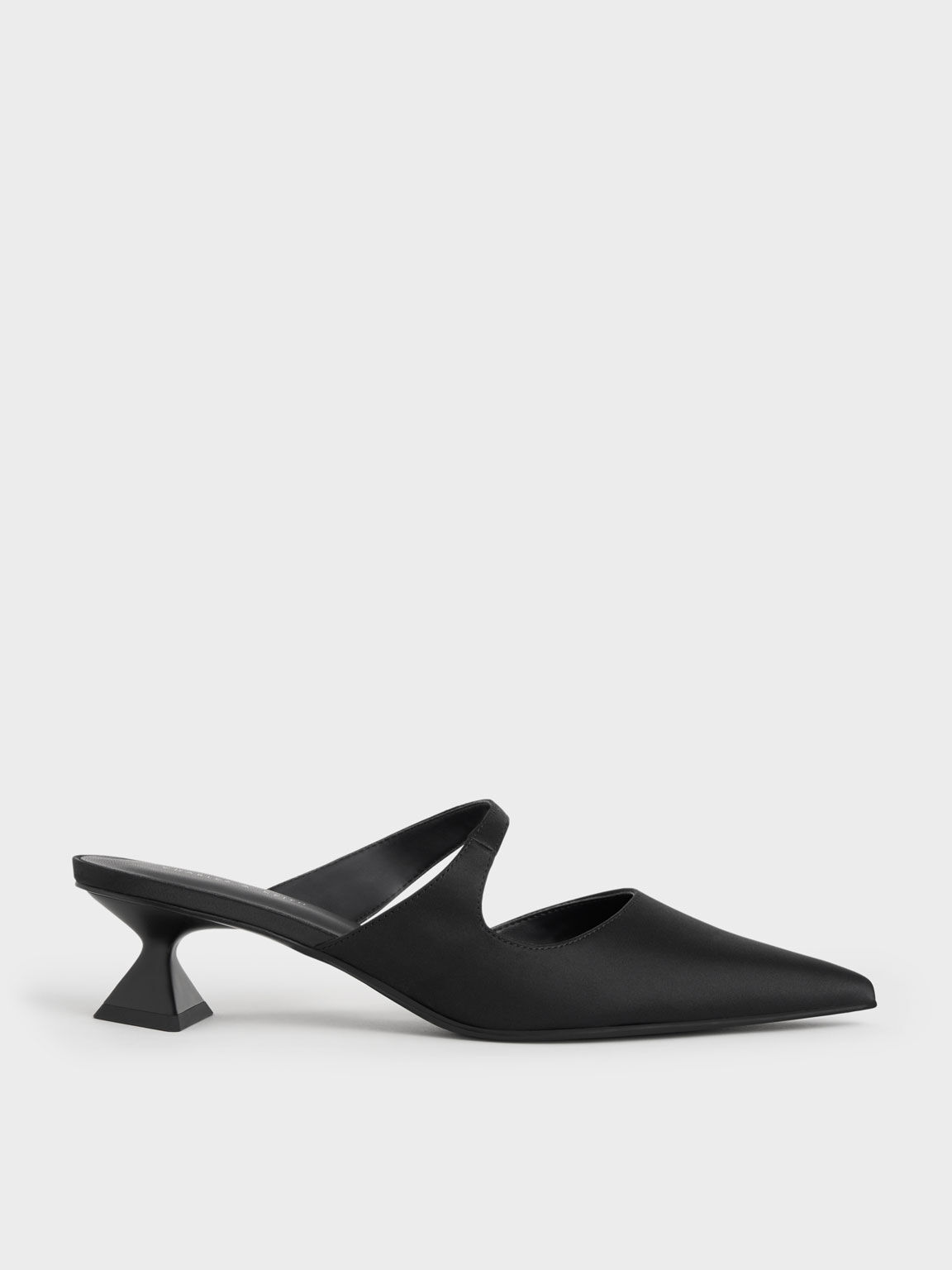 Sepatu Pumps Asymmetric Sculptural Heel, Black, hi-res