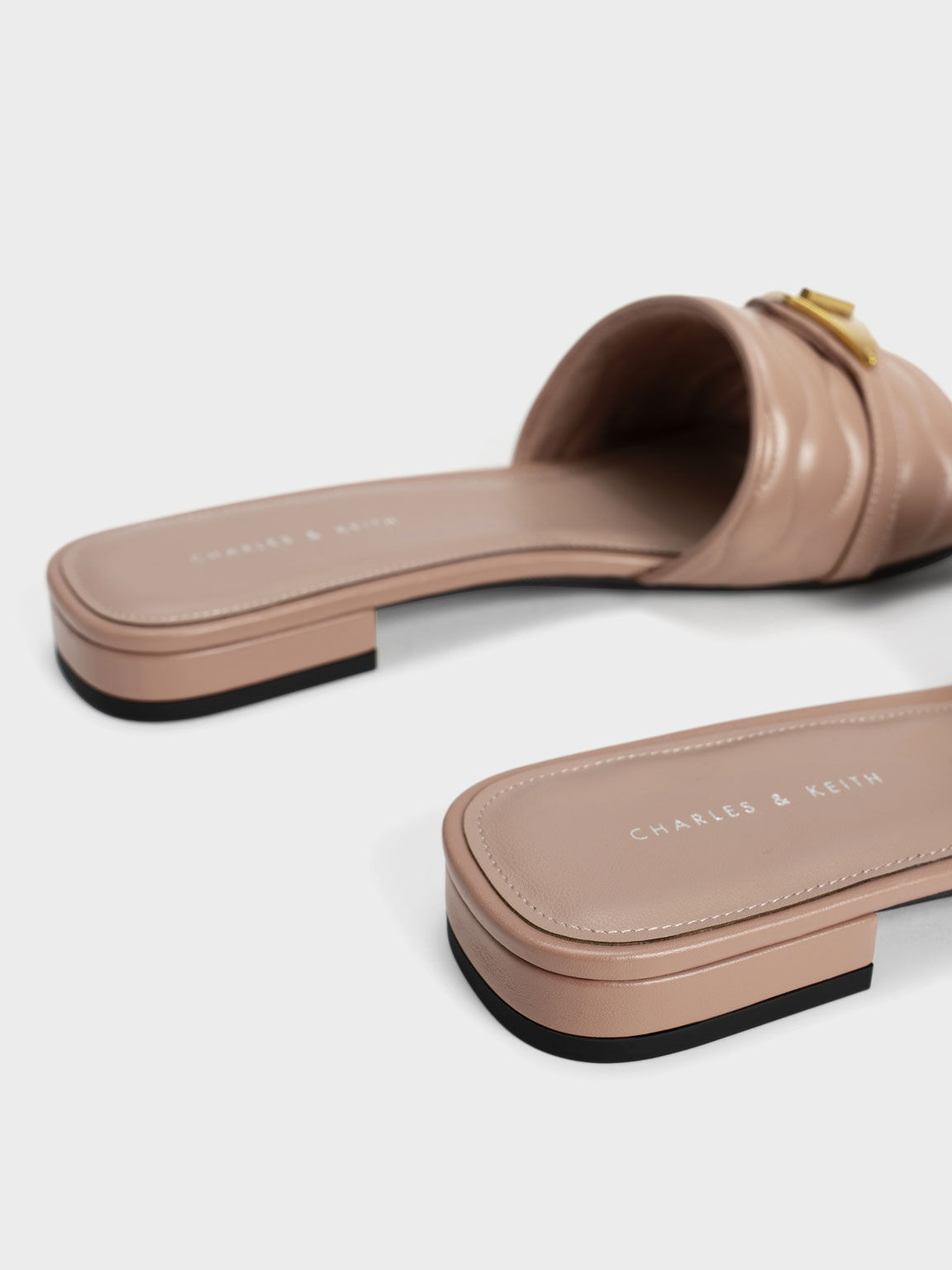 Sepatu Slides Textured Metallic Buckle, Pink, hi-res