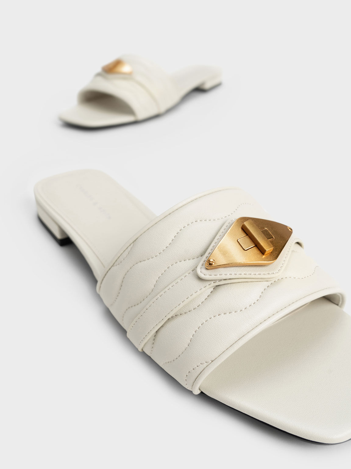 Sepatu Slides Textured Metallic Buckle, Chalk, hi-res
