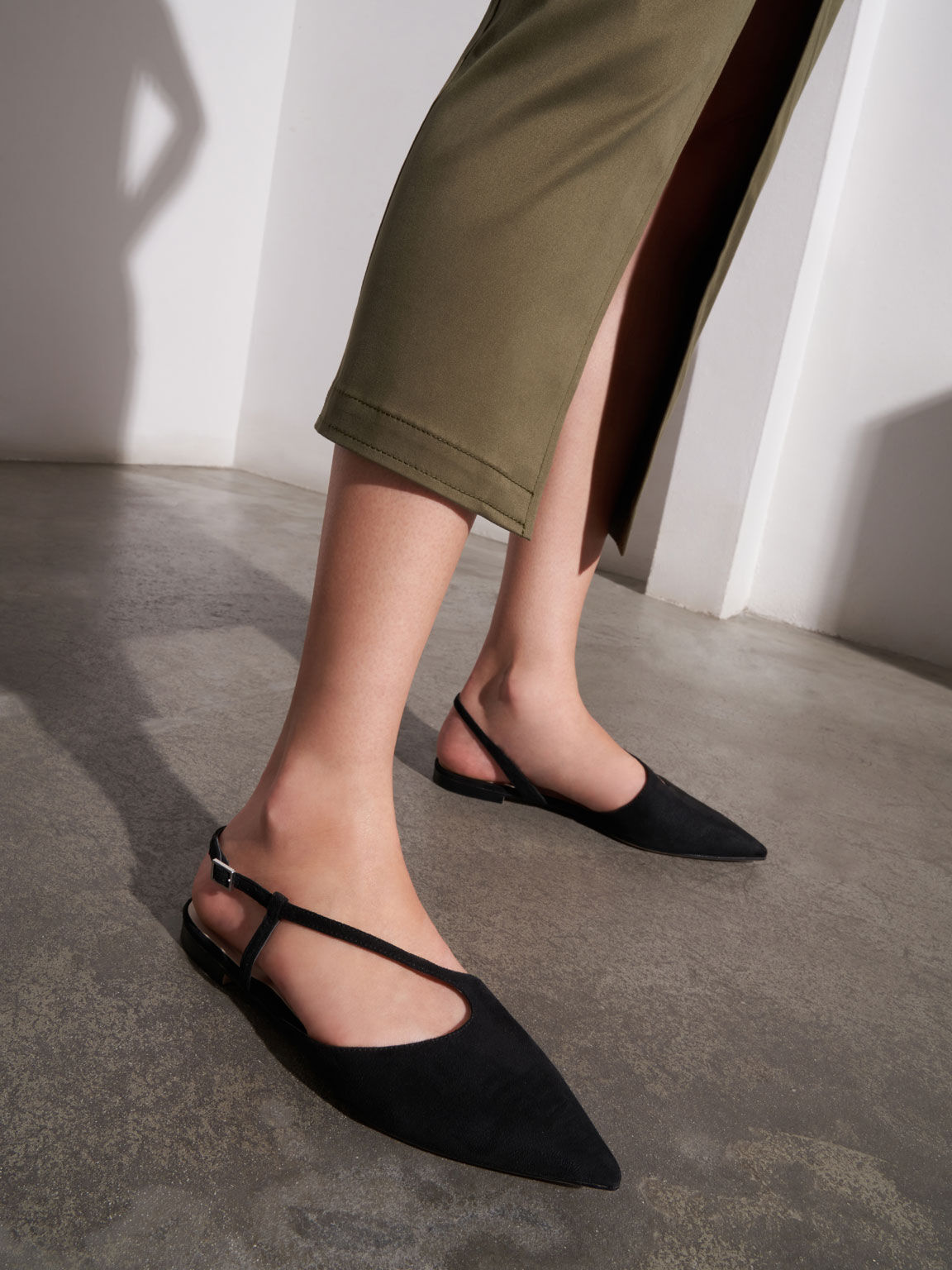 Sepatu Textured Pointed Toe Asymmetric Strap Ballerina Flats, Black Textured, hi-res