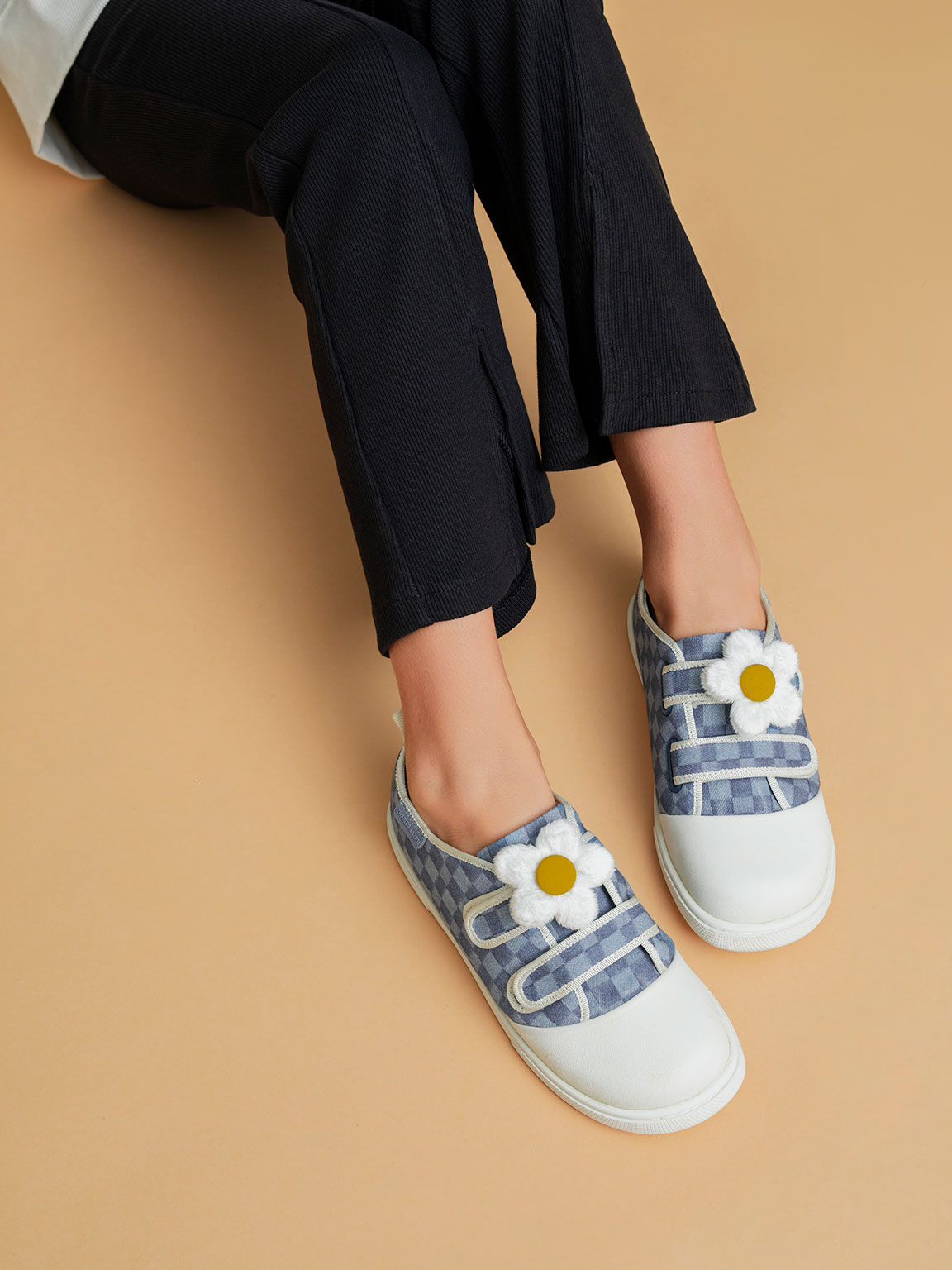 Sepatu Sneakers Girls' Flower-Embellished Denim Check-Print, Blue, hi-res