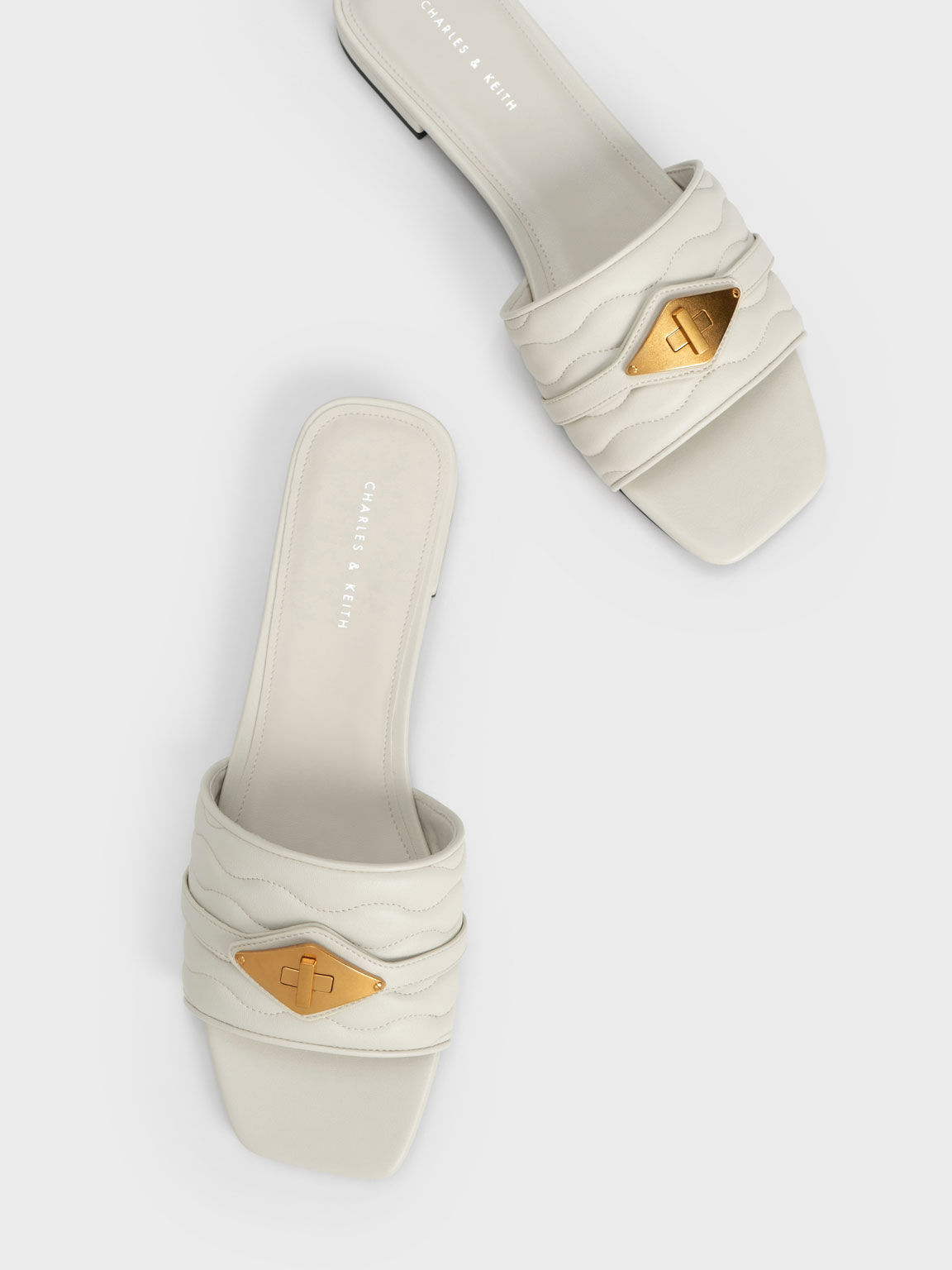 Sepatu Slides Textured Metallic Buckle, Chalk, hi-res