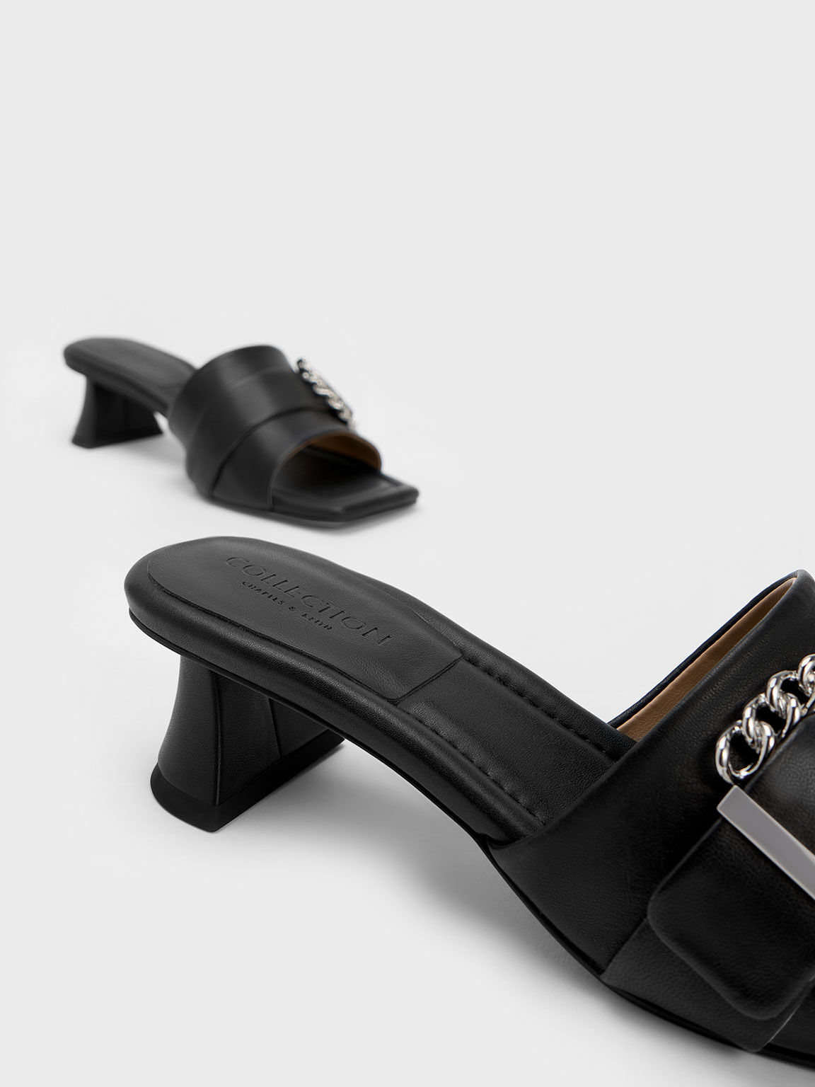 Sepatu Mules Chain-Buckled Leather, Black, hi-res