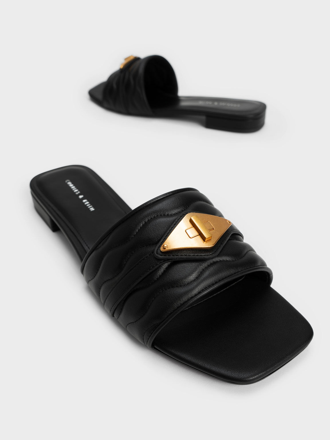 Sepatu Slides Textured Metallic Buckle, Black, hi-res