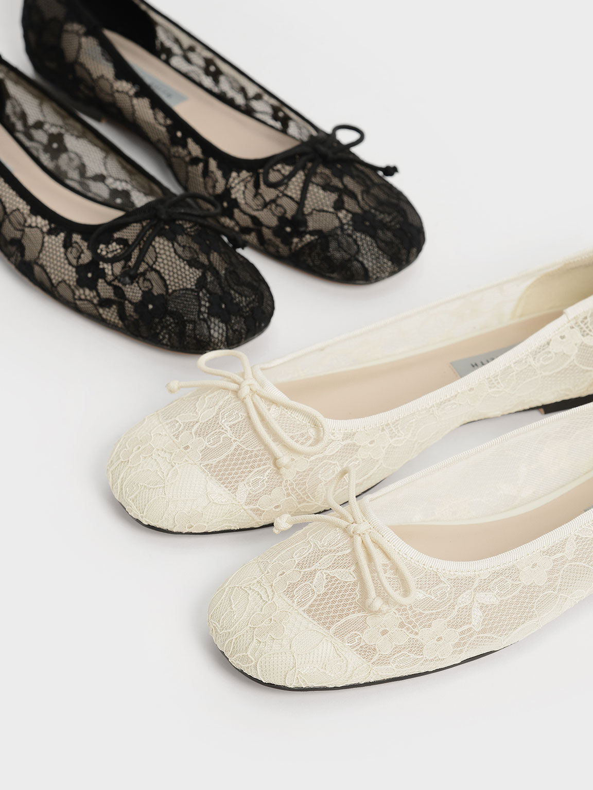 Sepatu Bow-Tie Lace Ballerina Flats, Black, hi-res