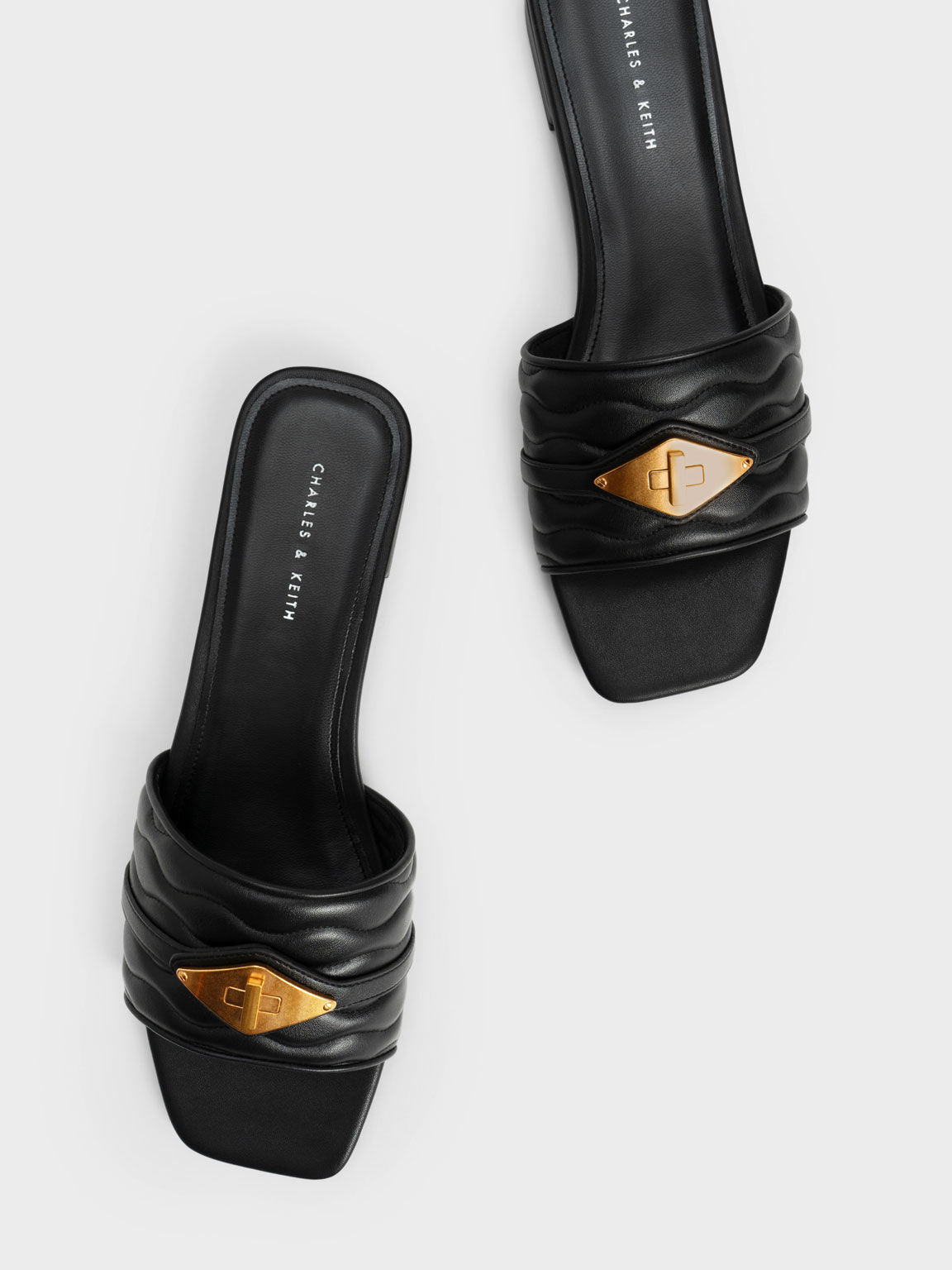 Sepatu Slides Textured Metallic Buckle, Black, hi-res