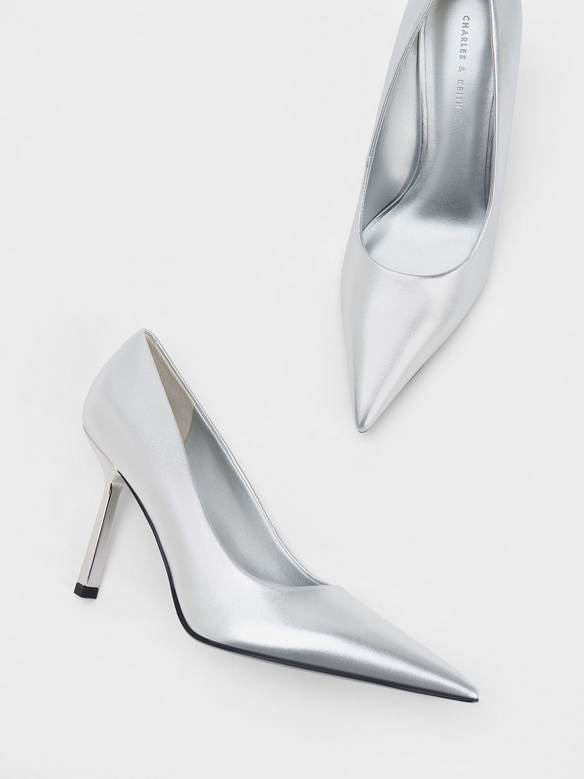 Sepatu Pumps Pointed-Toe Metallic, Silver, hi-res