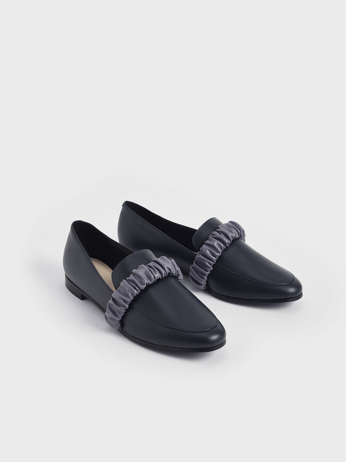 Sepatu Loafers Ruched Strap, Dark Blue, hi-res