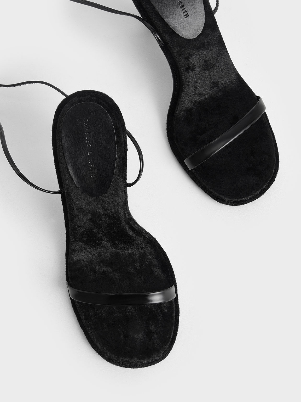 Koleksi Holiday 2021: Sandal Stiletto Kiera Metallic Tie-Around, Black, hi-res