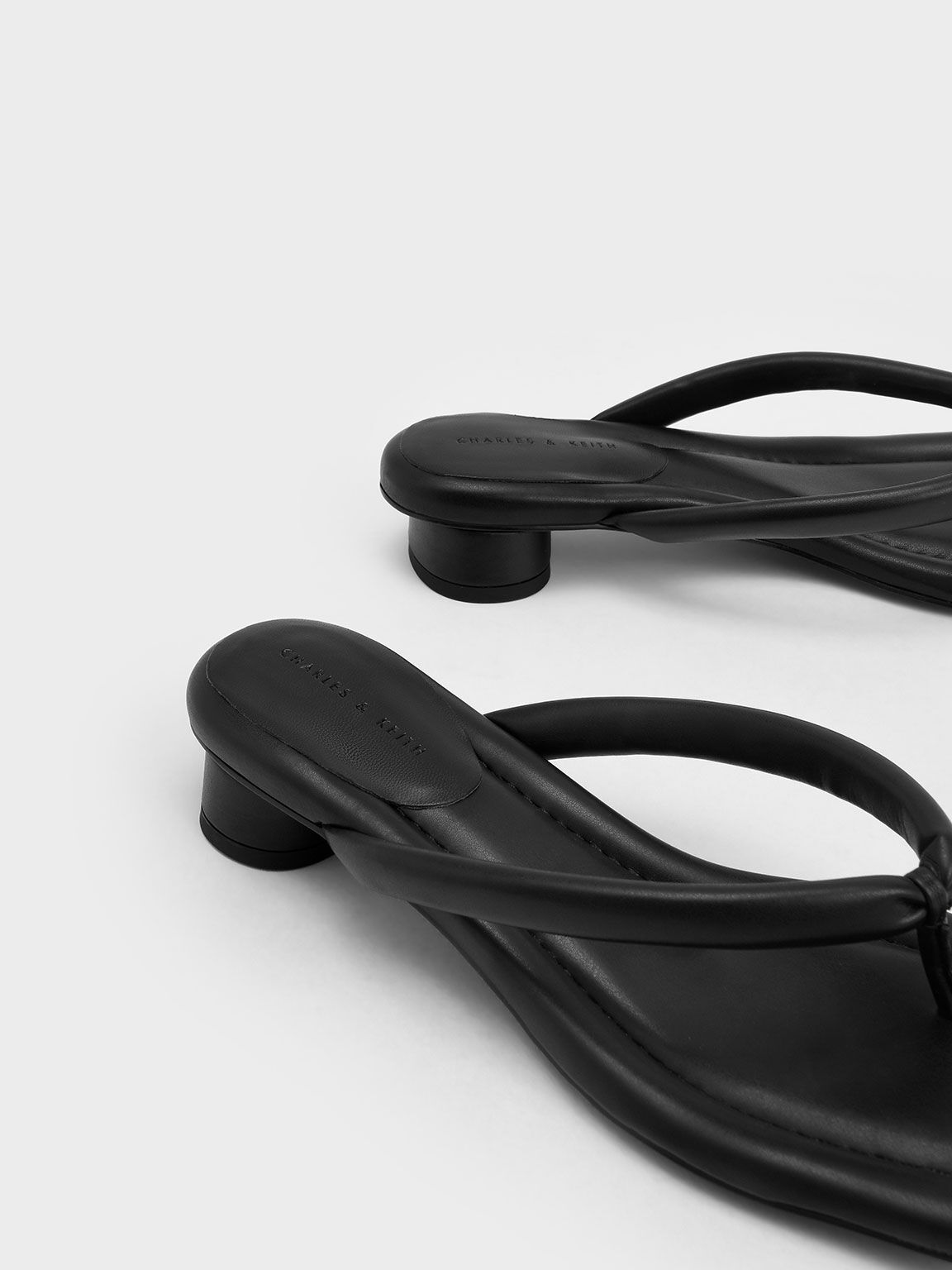 Sandal Puffy Thong Asymmetric-Toe, Black, hi-res