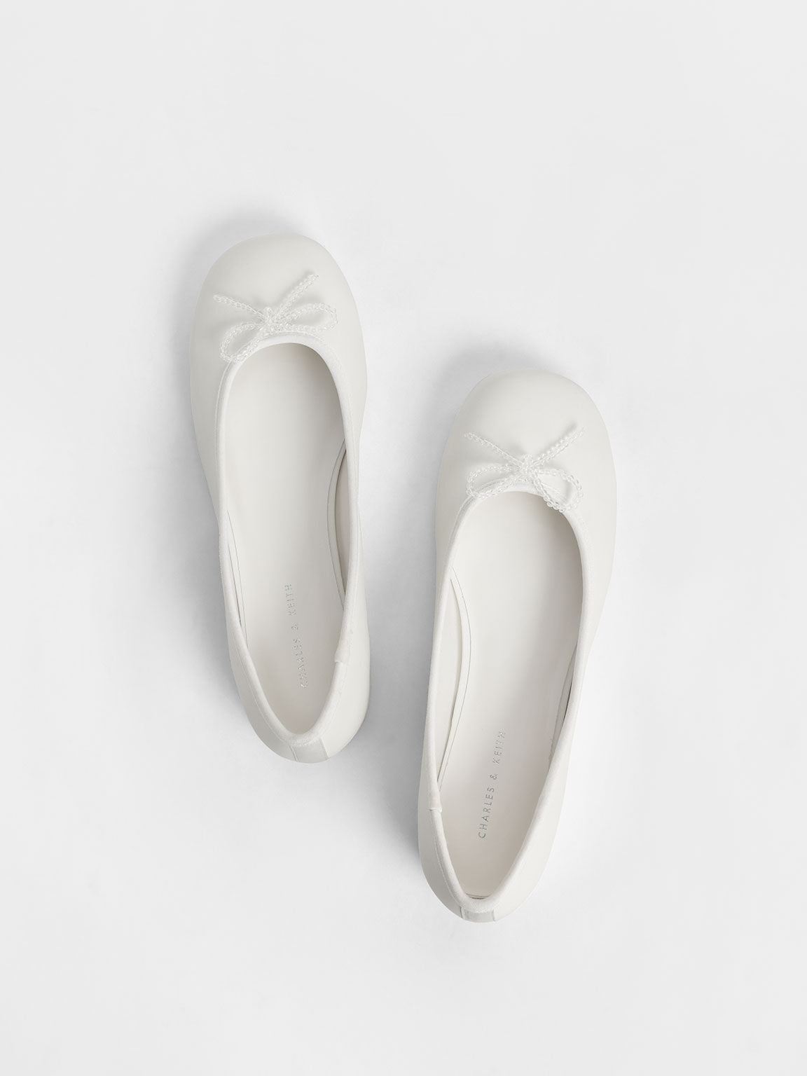 Sepatu Flat Ballerina Bead Embellished Bow-Tie, White, hi-res