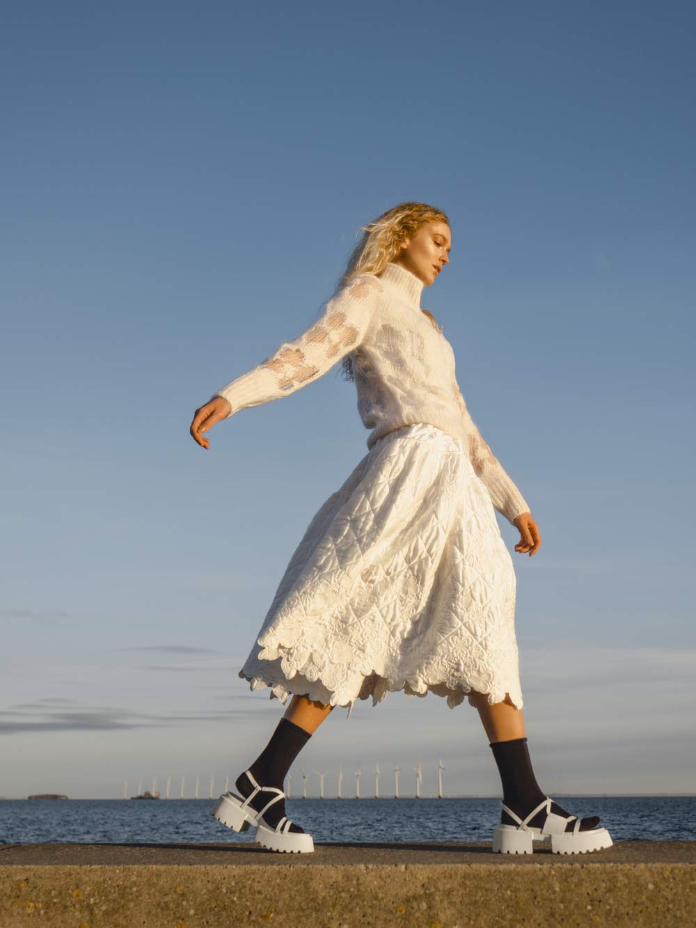 Sandal platform wanita Nadine strappy warna putih – CHARLES & KEITH