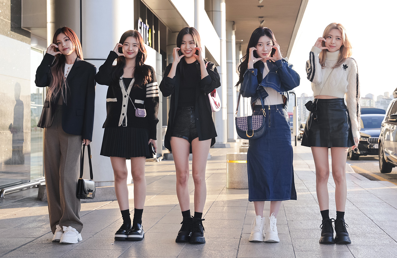 ITZY was spotted in CHARLES & KEITH at the Gimpo International Airport in Seoul, South Korea (outside)- CHARLES & KEITH