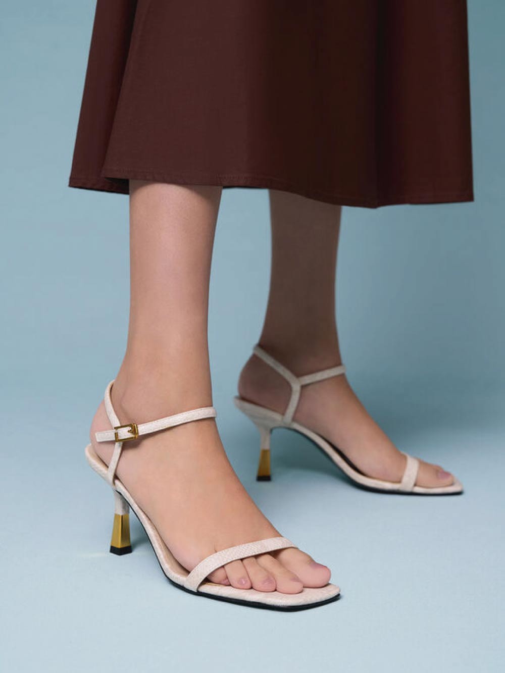 Sandal heeled wanita snake- print ankle sttap warna putih – CHARLES & KEITH