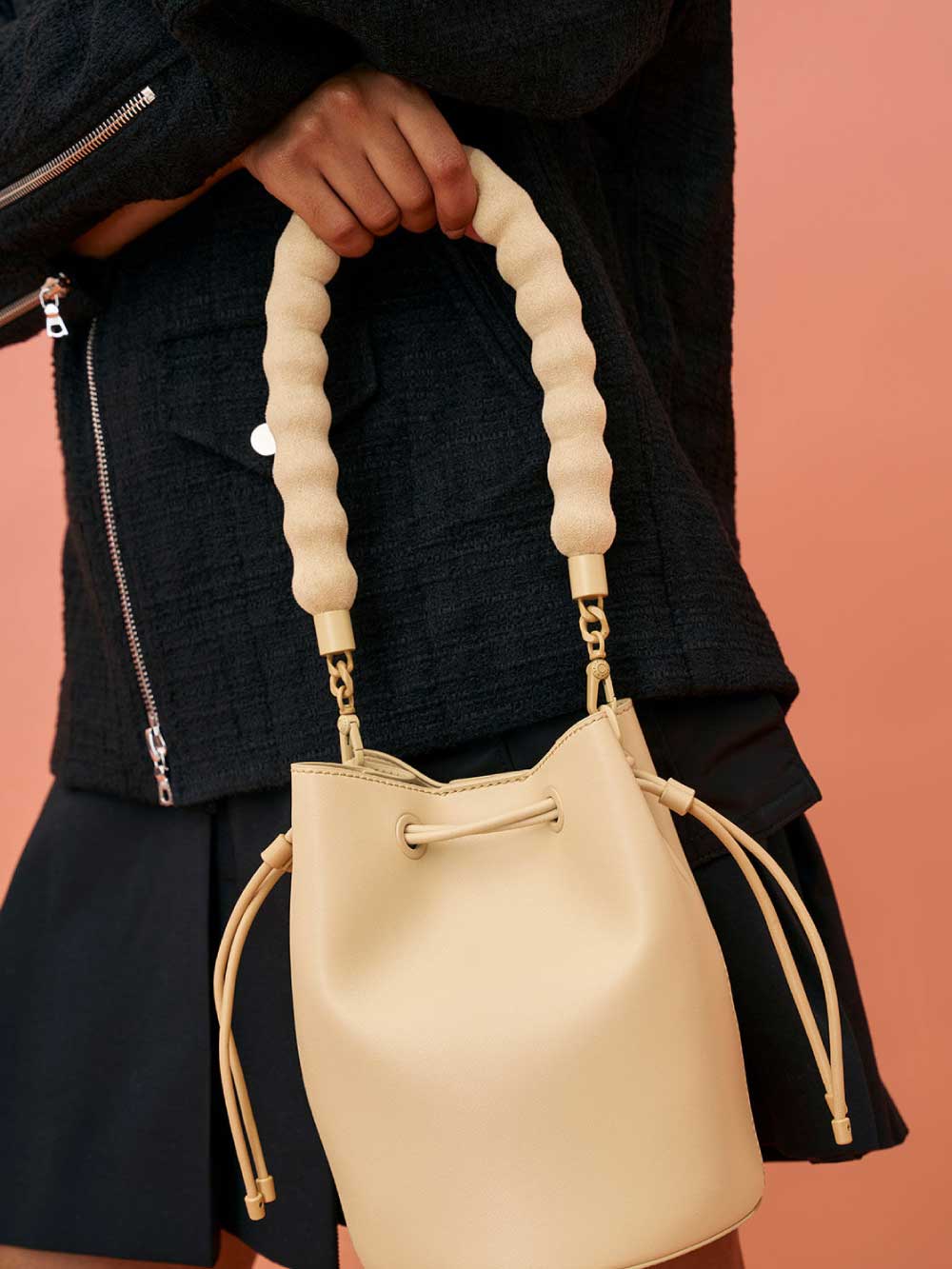 Tas bucket wanita Lana warna beige – CHARLES & KEITH