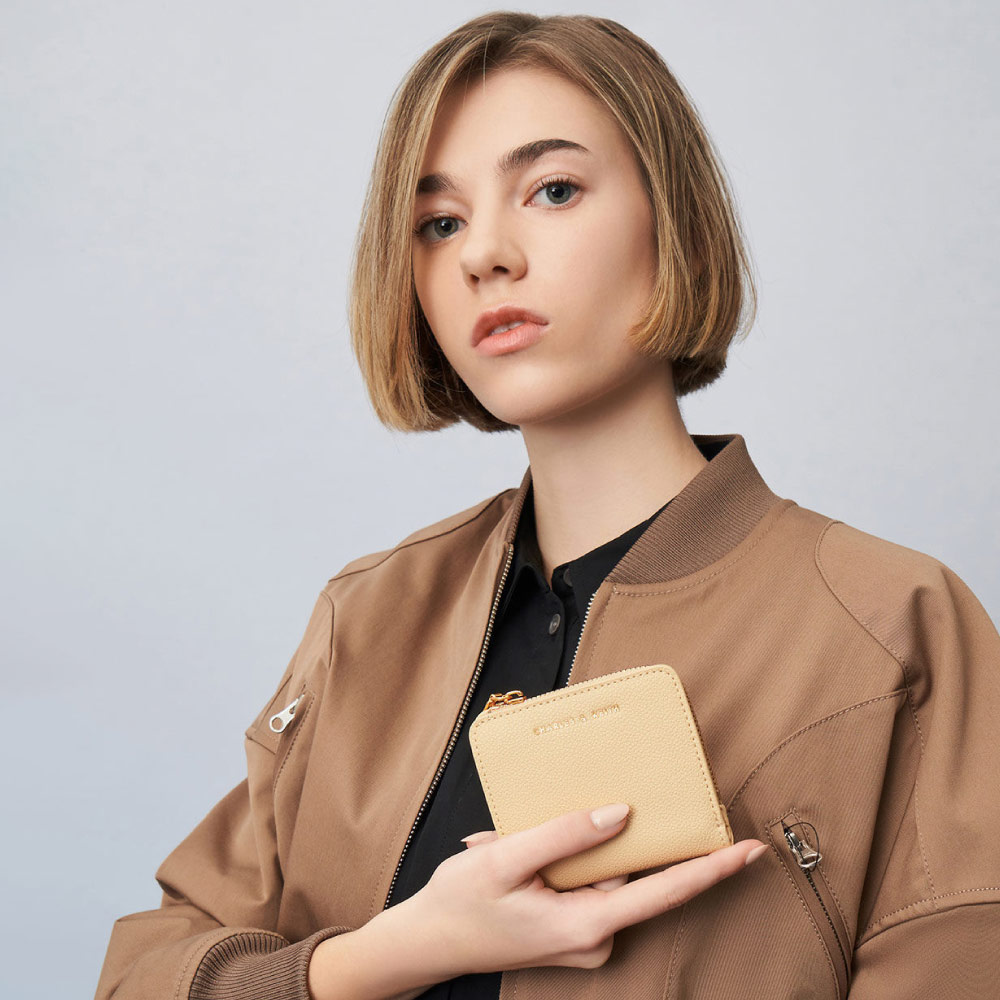 Dompet Kartu wanita snap button warna beige – CHARLES & KEITH