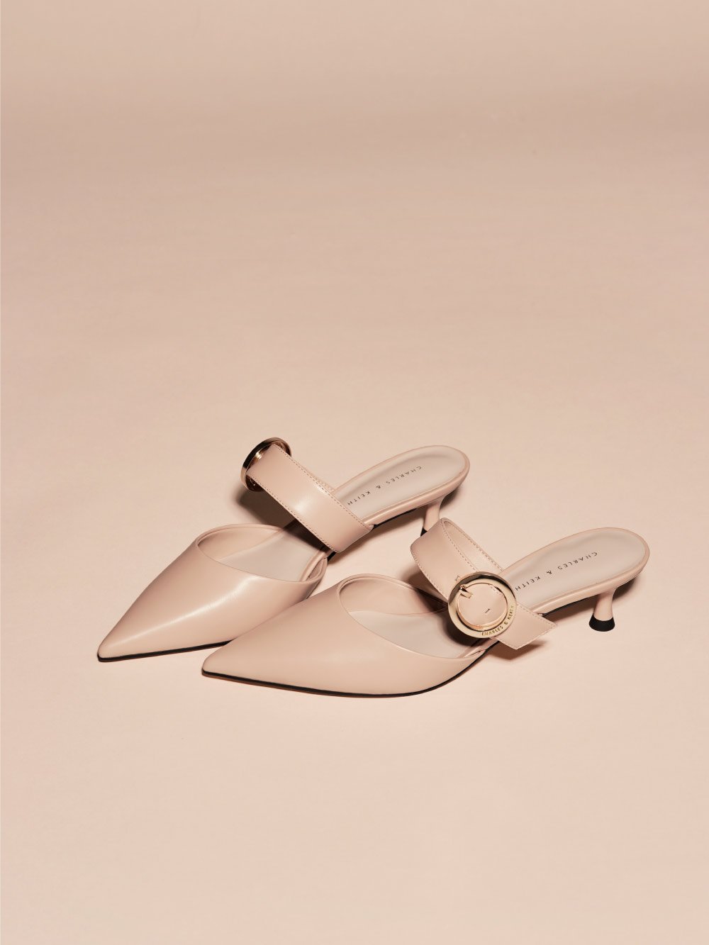 Sepatu spool heel mules wanita buckled strap warna nude – CHARLES & KEITH