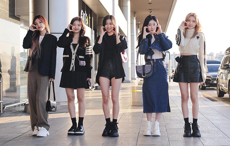 ITZY was spotted in CHARLES & KEITH at the Gimpo International Airport in Seoul, South Korea (outside) – CHARLES & KEITH