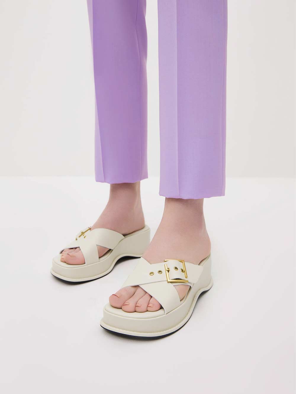 Sandal platform wanita buckled crossover warna white – CHARLES & KEITH