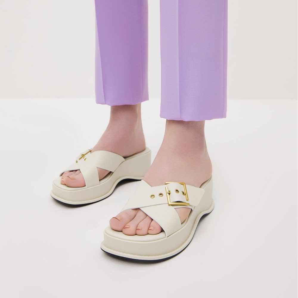 Sandal platform wanita buckled crossover warna white – CHARLES & KEITH