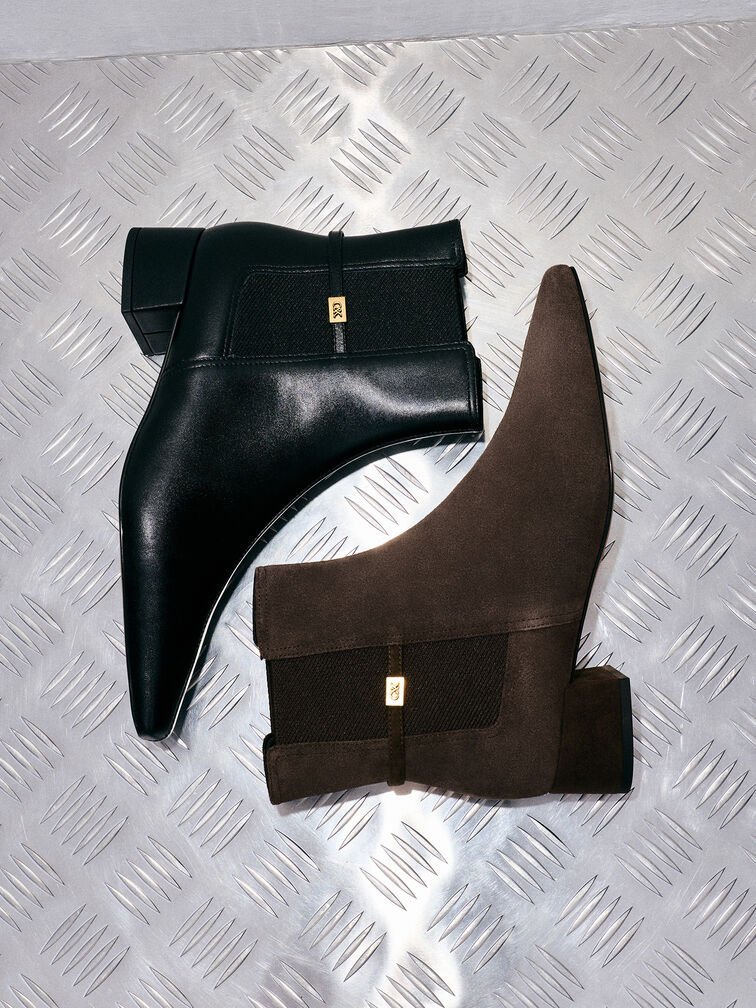 Pointed-toe ankle boots are an especially good match for wide leg pants as they elongate the leg line to create a flattering silhouette.