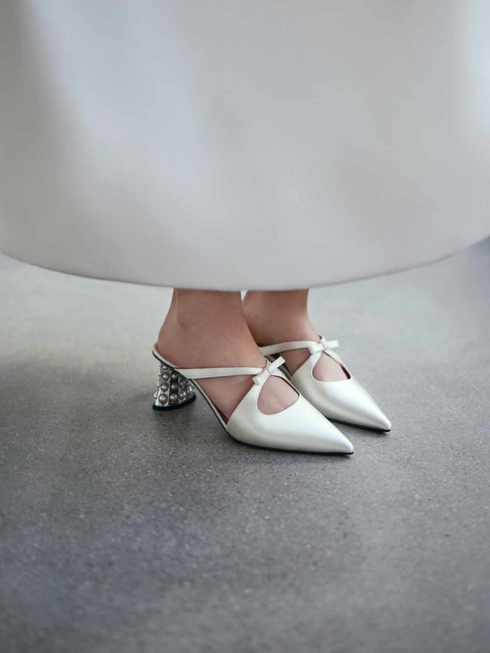 Sepatu mules wanita beaded heel bow warna white – CHARLES & KEITH