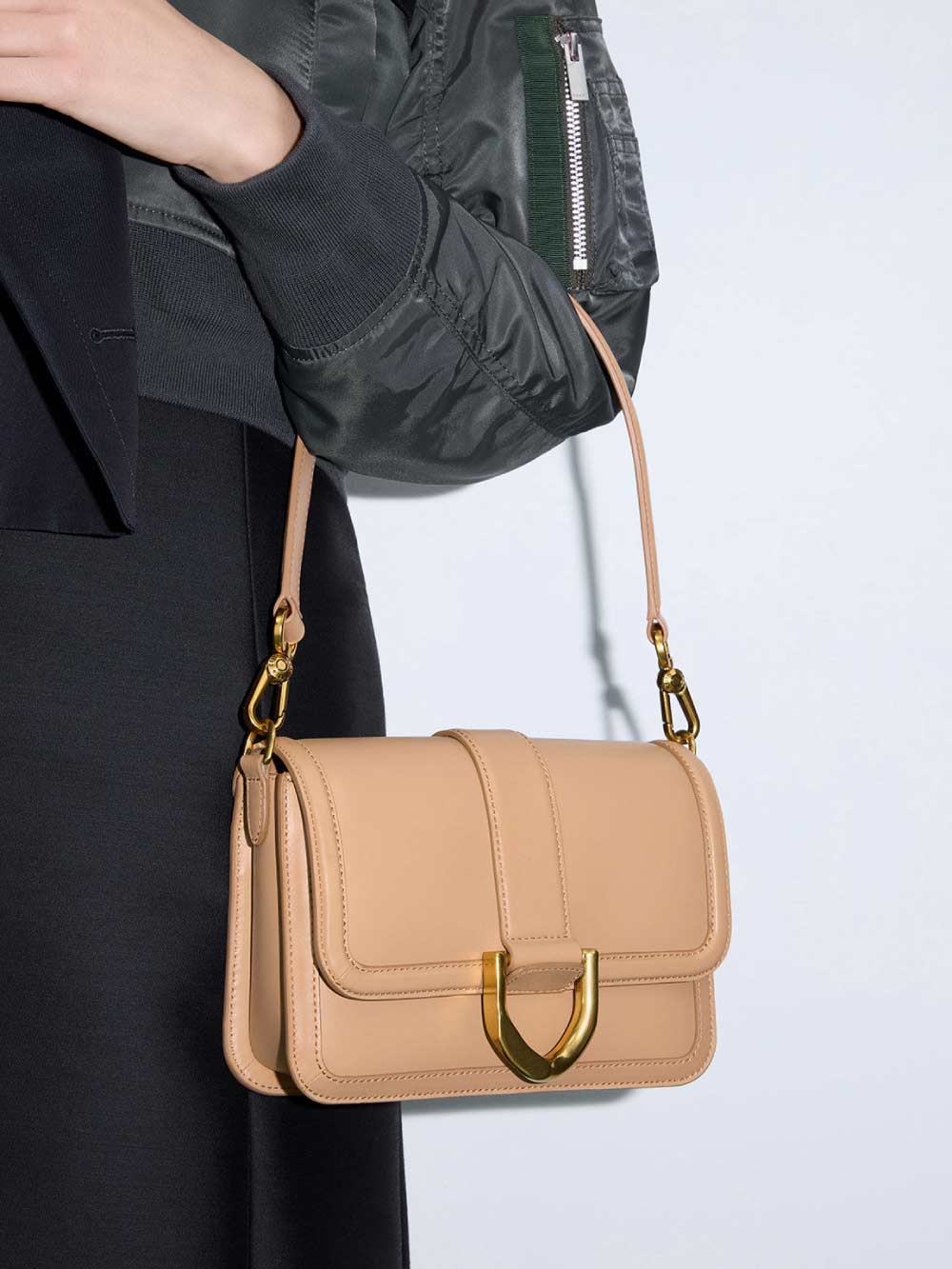 Tas selempang wanita Gabine leather warna nude – CHARLES & KEITH