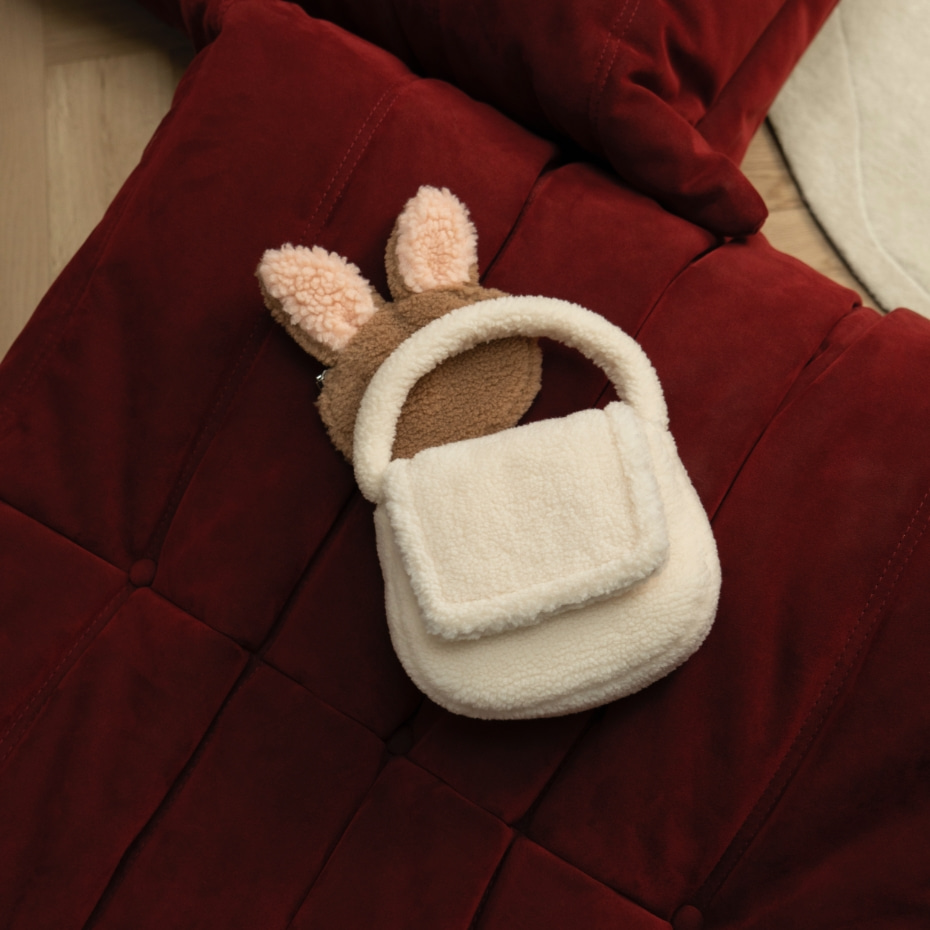 Girls’ furry top handle bag in chalk – CHARLES & KEITH